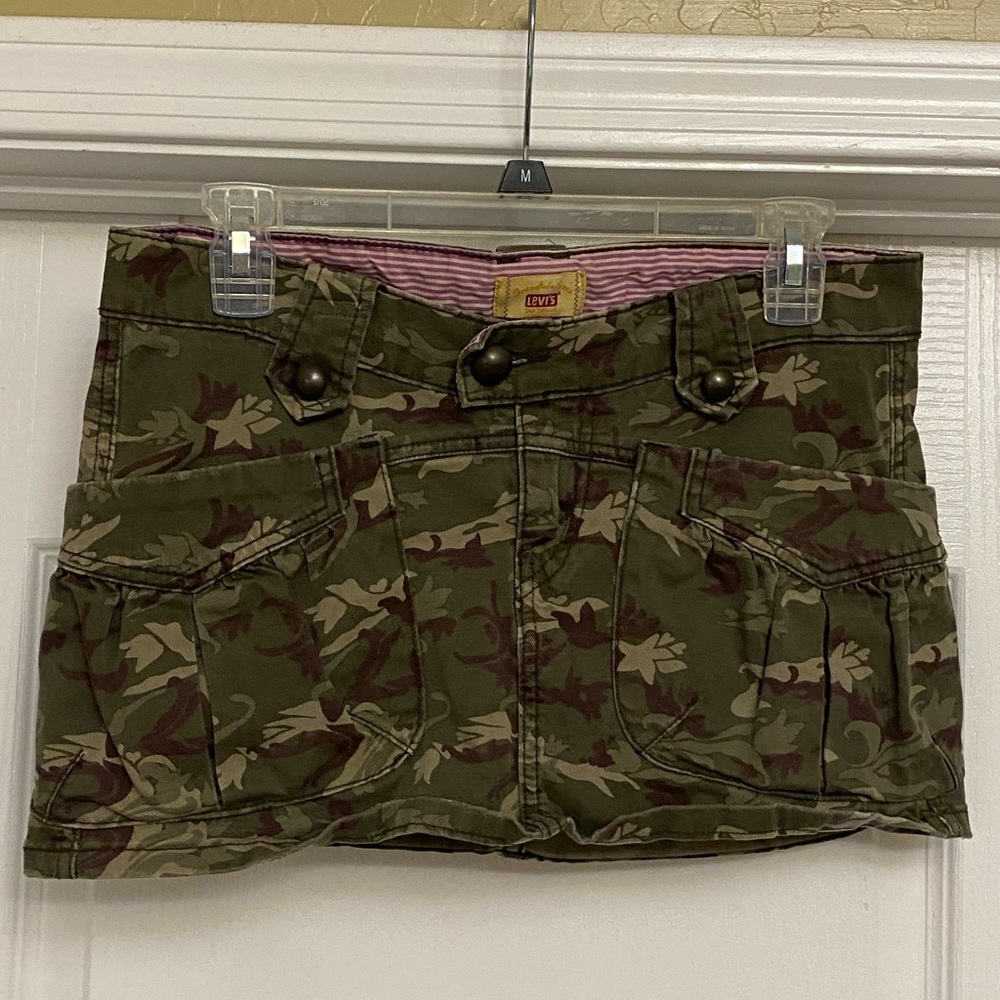 Levi’s Camo Mini Skirt Size 5.